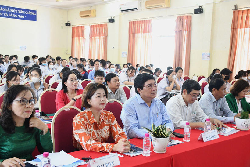 Trường CĐ Việt Mỹ Cần Thơ hướng nghiệp cho học sinh lớp 12 ảnh 1