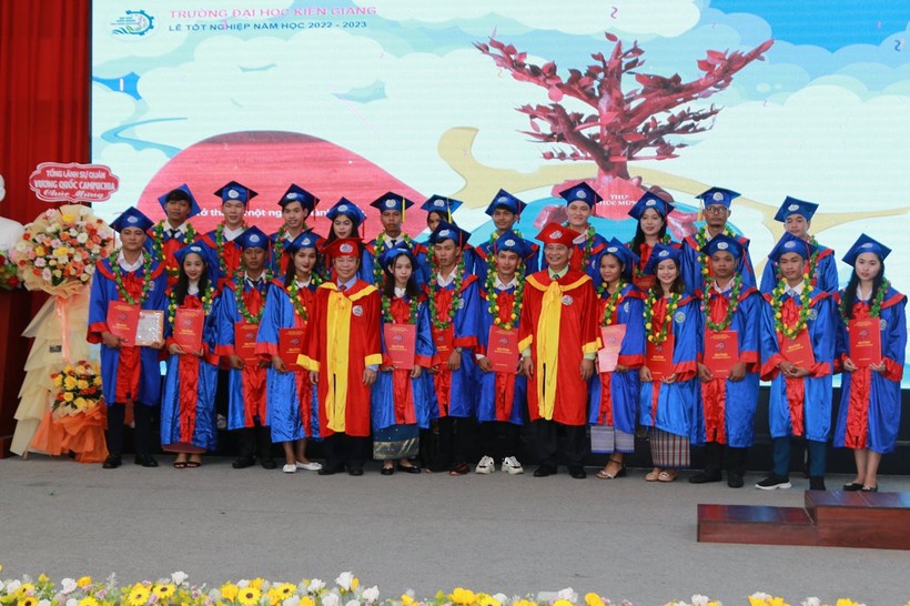 Lãnh đạo Trường ĐH Kiên Giang trao bằng tốt nghiệp cho sinh viên.