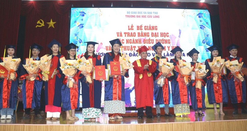 PGS.TS Lương Minh Cừ, Hiệu trưởng Trường ĐH Cửu Long trao giấy khen và bằng tốt nghiệp cho tân cử nhân tốt nghiệp xuất sắc.