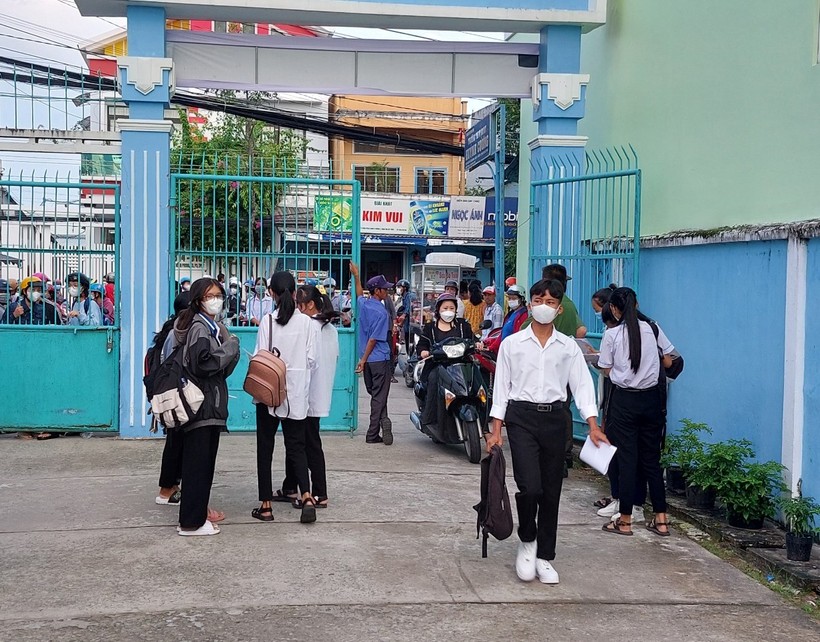 Học sinh tại điểm thi THPT DTNT Huỳnh Cương, TP Sóc Trăng. 