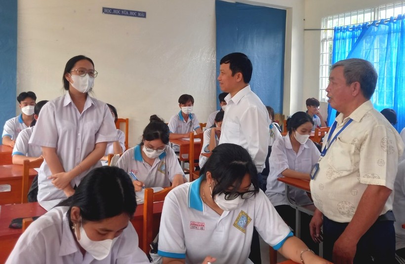 Lãnh đạo Sở GD&ĐT Tiền Giang thăm hỏi HS lớp 12 đang ôn thi.
