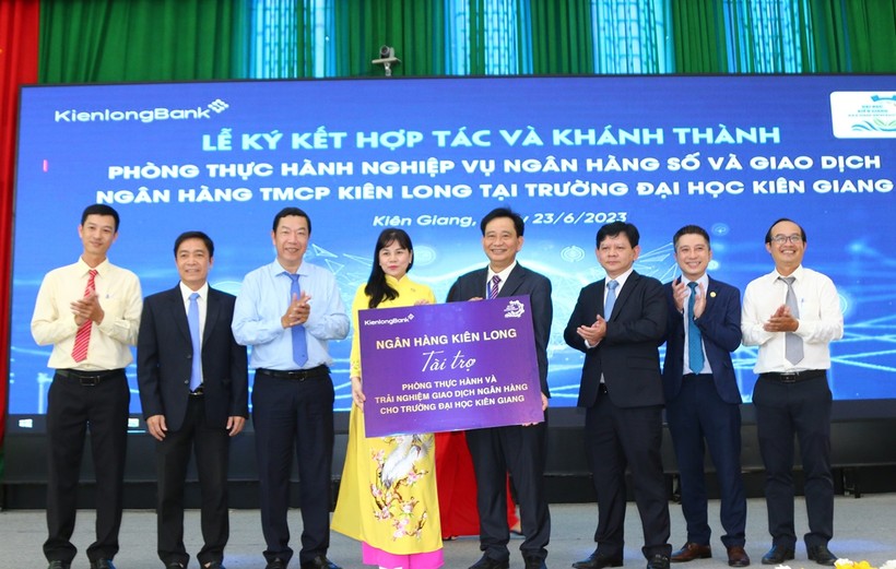 Trường ĐH Kiên Giang khánh thành phòng thực hành NV ngân hàng ảnh 1