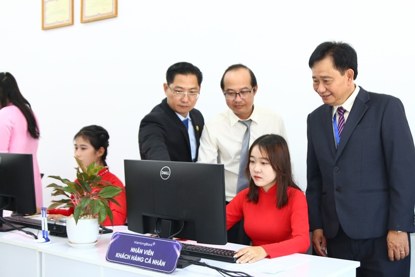 Lãnh đạo Trường ĐH Kiên Giang và giảng viên hướng dẫn SV tại Phòng thực hành nghiệp vụ ngân hàng.