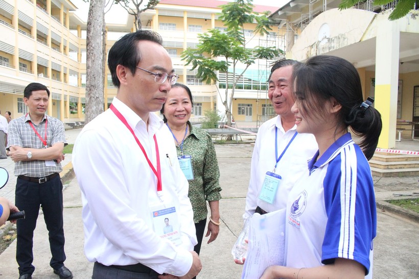 Thứ trưởng Hoàng Minh Sơn thăm hỏi, động viên thí sinh tỉnh Trà Vinh sau giờ thi Ngữ văn.
