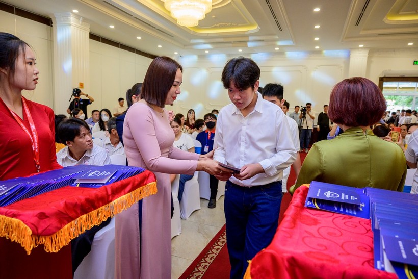 Trường CĐ Việt Mỹ Cần Thơ chào đón 300 tân sinh viên ảnh 1