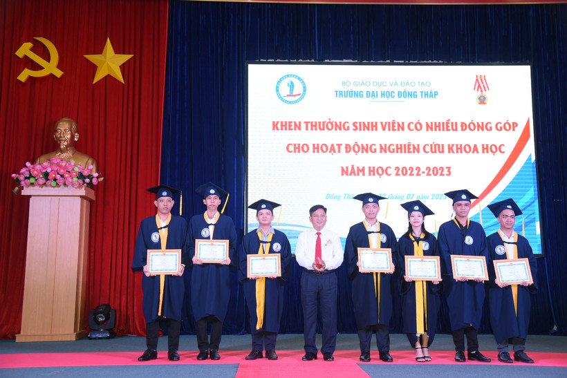 Trường ĐH Đồng Tháp trao bằng tốt nghiệp cho 600 tân cử nhân ảnh 1