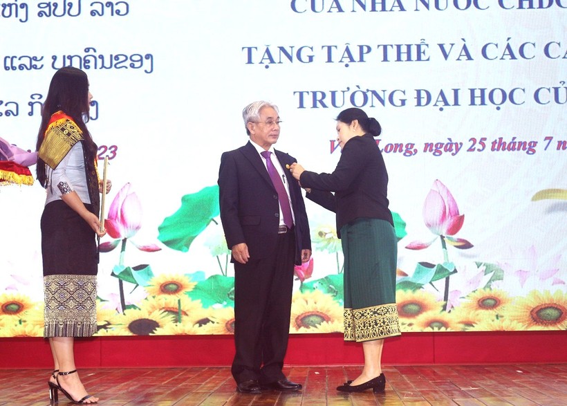 Trường ĐH Cửu Long đón nhận Huân chương Lao động của nước CHDCND Lào ảnh 1