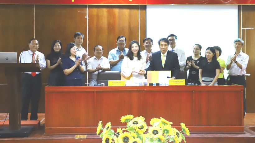 Lễ ký kết ghi nhớ hợp tác giữa Hiệp hội Doanh nghiệp Việt - Đài và Hiệp hội Cao đẳng Cộng đồng Việt Nam.