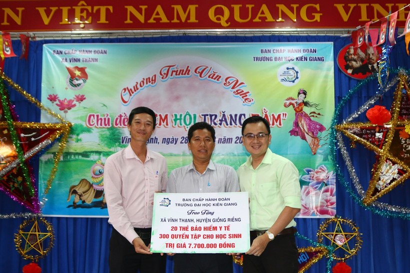 Trường ĐH Kiên Giang trao bảng quà tặng cho đại diện xã Vĩnh Thạnh, huyện Giồng Riềng, Kiên Giang. ảnh 2