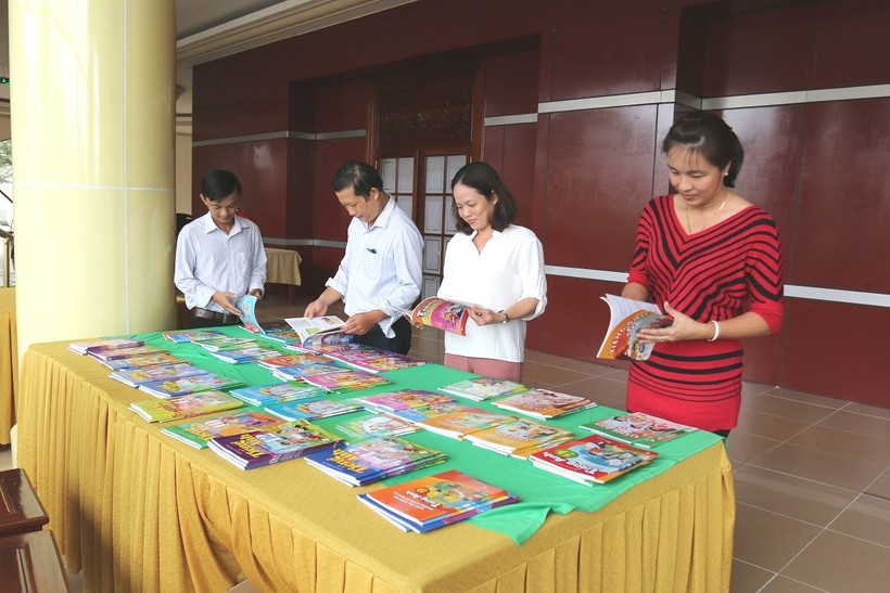 Công tác tập huấn giáo viên sử dụng SGK được các địa phương đặc biệt quan tâm. Trong ảnh: Cán bộ, giáo viên tỉnh Tiền Giang nghiên cứu SGK môn Tiếng Anh. ảnh 1