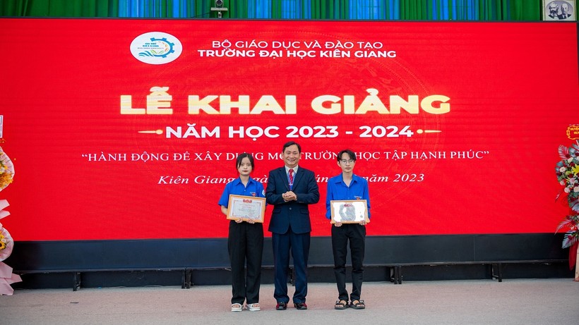 Lãnh đạo Trường ĐH Kiên Giang trao học bổng cho 2 thủ khoa tuyển sinh đầu vào năm 2023. ảnh 1