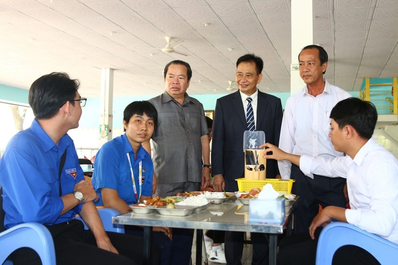 Lãnh đạo tỉnh Kiên Giang và lãnh đạo Trường ĐH Kiên Giang thăm bếp ăn “Suất ăn yêu thương” cho sinh viên hoàn cảnh khó khăn. ảnh 3