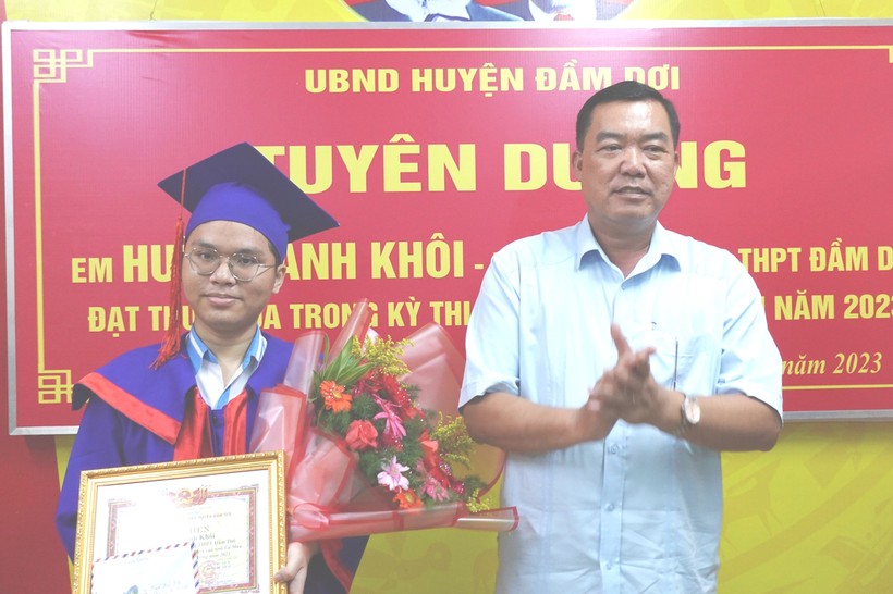 Ông Phạm Thanh Liêm - Phó Chủ tịch UBND huyện Đầm Dơi trao phần thưởng cho em Huỳnh Anh Khôi.