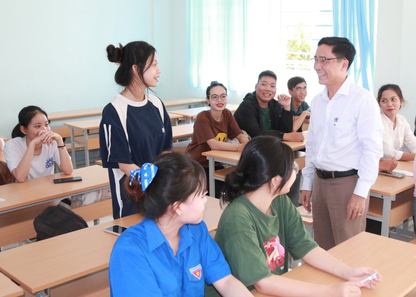 TS Nguyễn Trung Cang luôn tâm huyết với công tác đào tạo sinh viên.