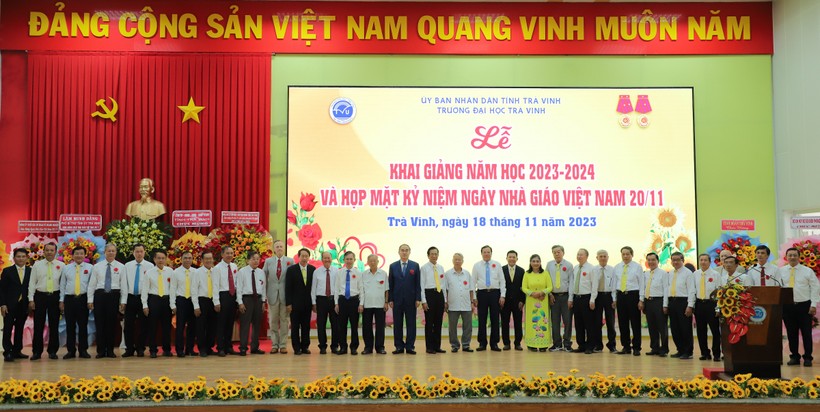 Quang cảnh lễ khai giảng và kỷ niệm 41 năm ngày Nhà giáo Việt Nam.