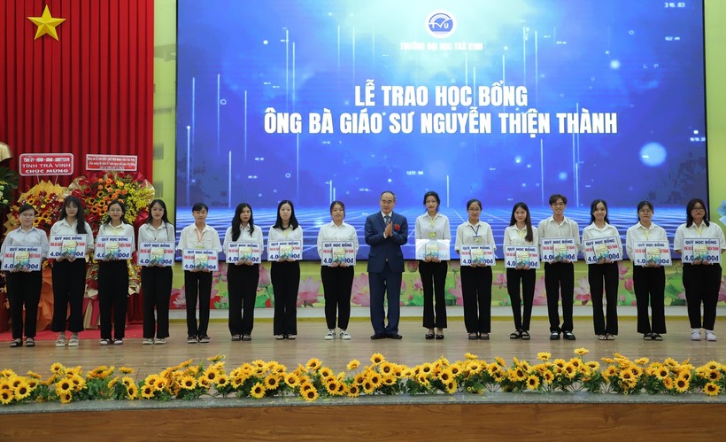 Các sinh viên vượt khó nhận học bổng Ông Bà Giáo sư Nguyễn Thiện Thành.
