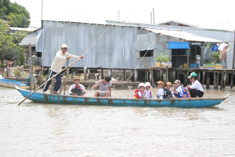 Học sinh vùng sông nước Cà Mau đến trường.