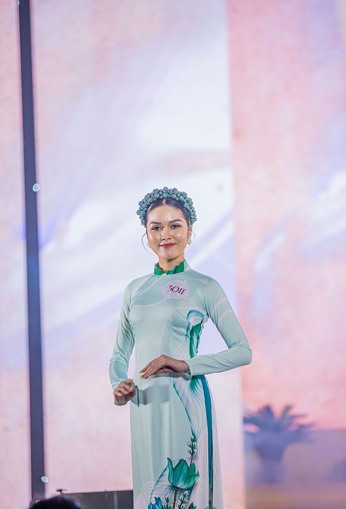 Thạch Thị Ngọc Trinh trong trang phục áo dài.