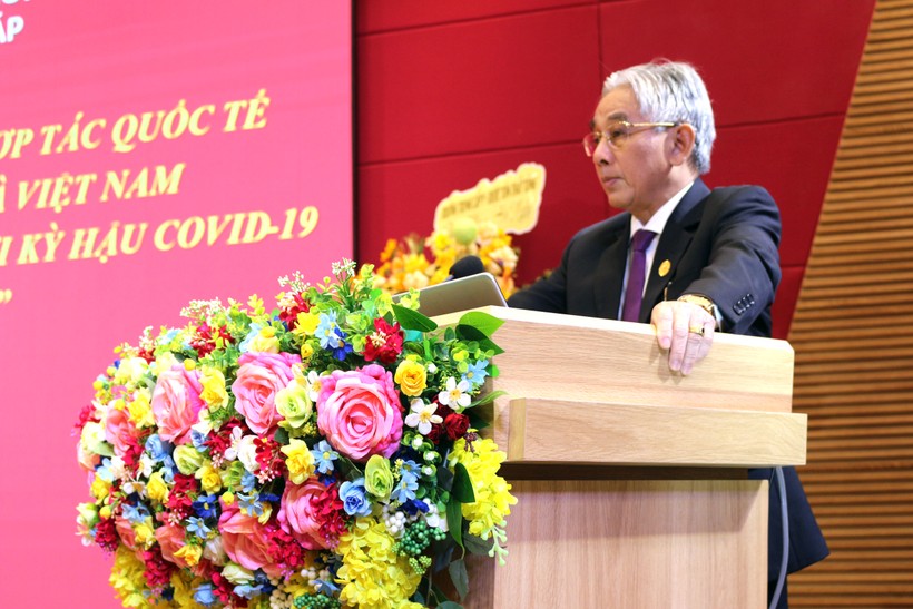 PGS.TS Lương Minh Cừ - Bí thư Đảng ủy, Hiệu trưởng Trường ĐH Cửu Long phát biểu khai mạc hội thảo.