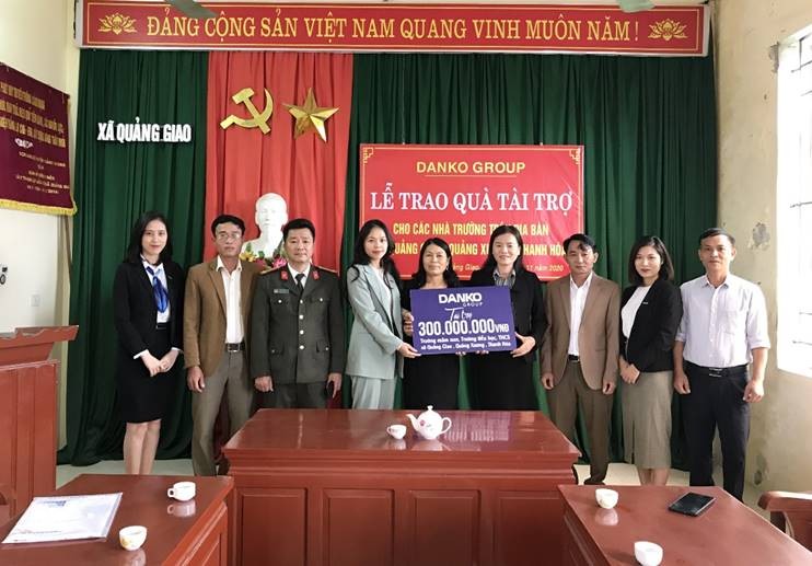 Đại diện Tập đoàn Danko trao tài trợ Quỹ học bổng Danko cho các nhà trường trên địa bàn xã Quảng Giao.