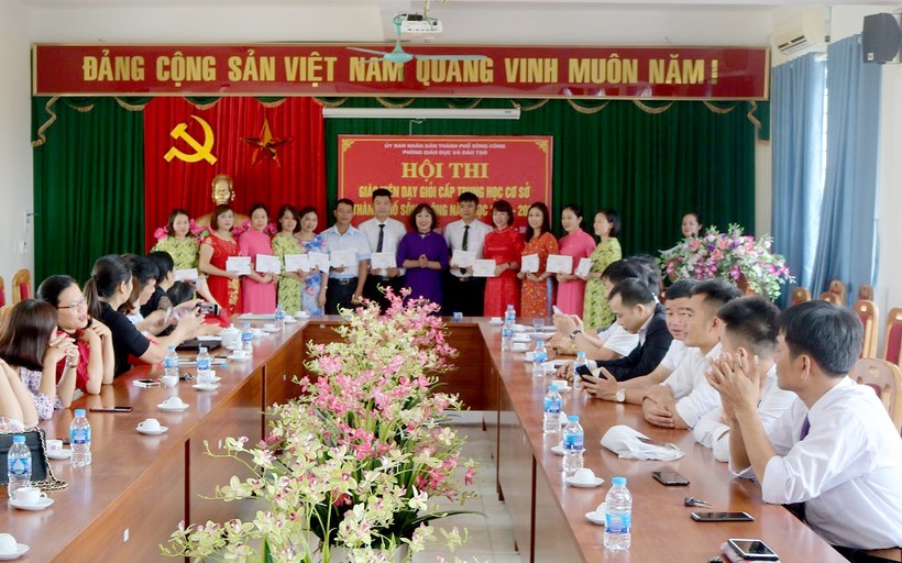 Bà Lê Na, Phó trưởng Phòng GD&ĐT thành phố Sông Công trao quyết định công nhận và phần thưởng cho các giáo viên đạt giải