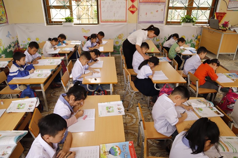 Giờ lên lớp của cô giáo Hà Thị Huệ, trường Tiểu học Khang Ninh (huyện Ba Bể, Bắc Kạn).