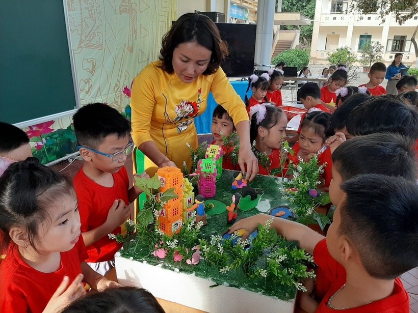 Học sinh Trường Tiểu học Bình Thuận hoạt động trải nghiệm theo góc sở thích “Lắp ghép mô hình gia đình hạnh phúc”.