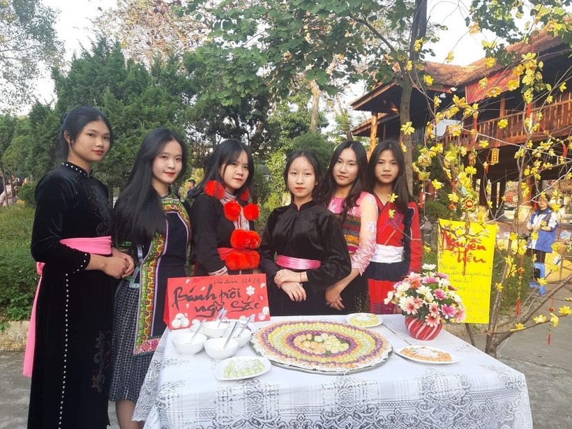 Bánh trôi ngũ sắc của các em học sinh Trường Phổ thông vùng Cao Việt Bắc thể hiện mang đậm hương vị quê hương.