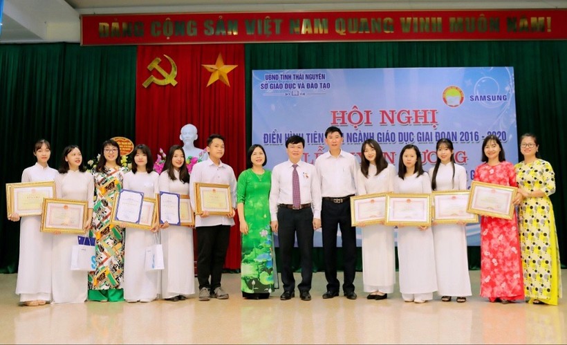Sở GD&ĐT Thái Nguyên tuyên dương, khen thưởng thầy cô và học sinh đạt giải học sinh giỏi cấp Quốc gia.
