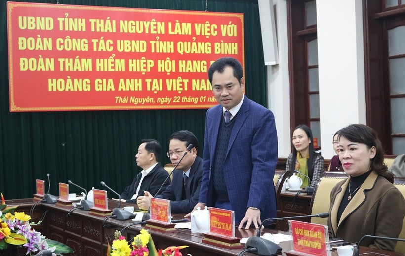 Ông Trịnh Việt Hùng, Phó Bí thư Tỉnh ủy, Chủ tịch UBND tỉnh Thái Nguyên phát biểu tại buổi làm việc với UBND tỉnh Quảng Bình và đoàn thám hiểm Hiệp hội hang động Hoàng gia Anh.