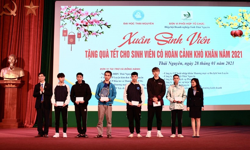 PSG.TS Trần Viết Khanh, Phó Giám đốc Đại học Thái Nguyên trao quà cho các em sinh viên.