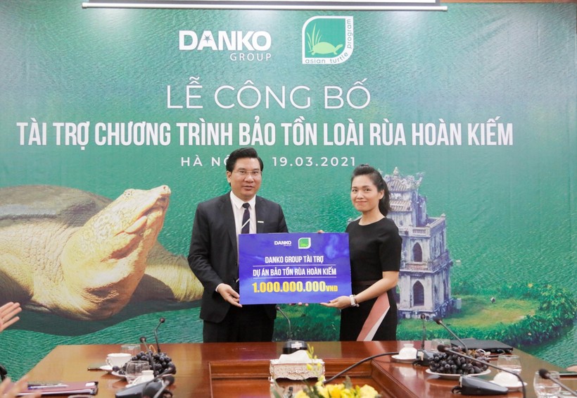 Ông Đàm Quốc Hiệp, Phó Chủ tịch Tập đoàn Danko trao tài trợ cho chương trình bảo tồn rùa Hồ Gươm.