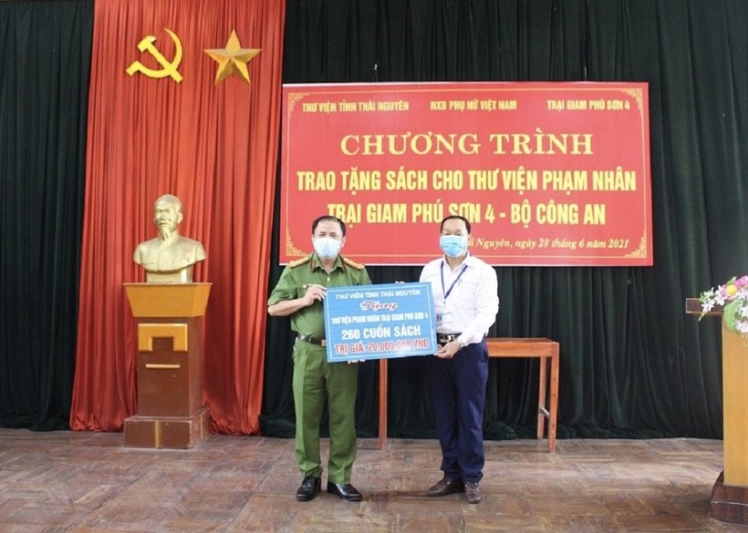 Ông Đỗ Bình Nguyên, Giám đốc Thư viện tỉnh trao tặng 260 cuốn sách cho Trại giam Phú Sơn 4.