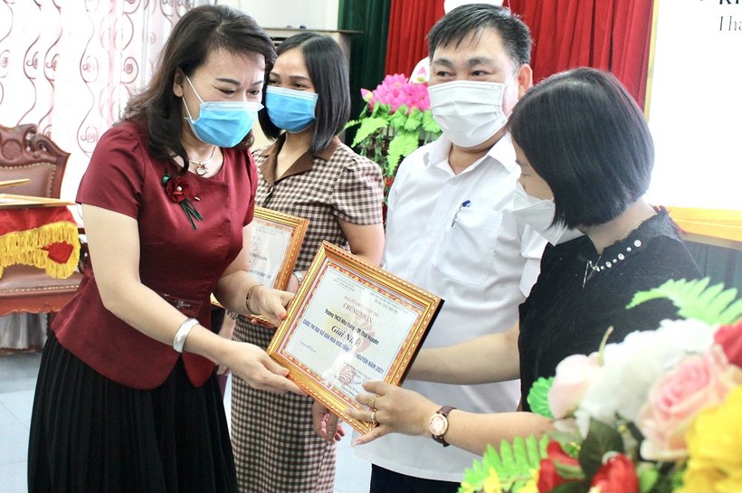 Bà Nguyễn Thị Mai, Giám đốc Sở VHTTDL tỉnh Thái Nguyên trao giấy chứng nhận cho các tập thể đạt giải.