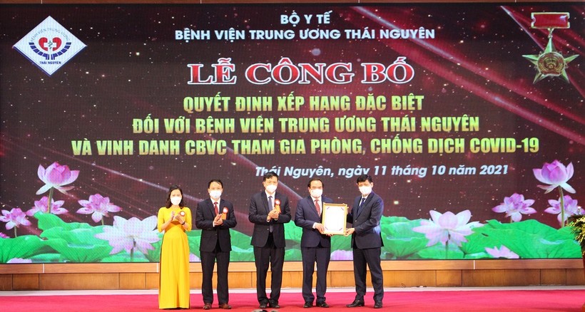 Ông Nguyễn Thanh Long, Uỷ viên BCH Trung ương Đảng, Bộ trưởng Bộ Y tế trao quyết định xếp hạng bệnh viện hạng đặc biệt cho Lãnh đạo Bệnh viện Trung ương Thái Nguyên
