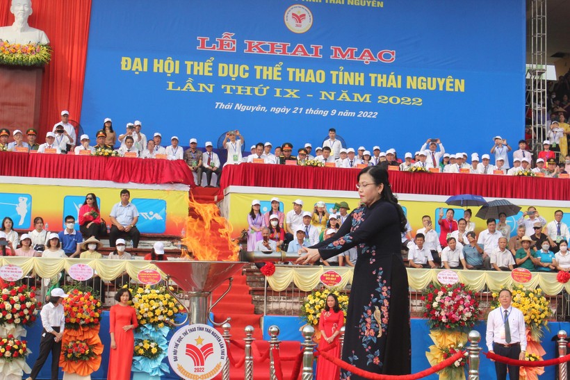 Đồng chí Nguyễn Thanh Hải, Ủy viên BCH TƯ Đảng, Bí thư Tỉnh Ủy Thái Nguyên thắp sáng đài lửa của đại hội.