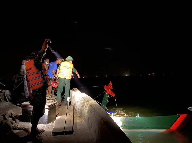 Đồn Biên phòng cửa khẩu cảng Thuận An huy động lực lượng ứng cứu các ngư dân trên tàu cá TTH 91119 TS.