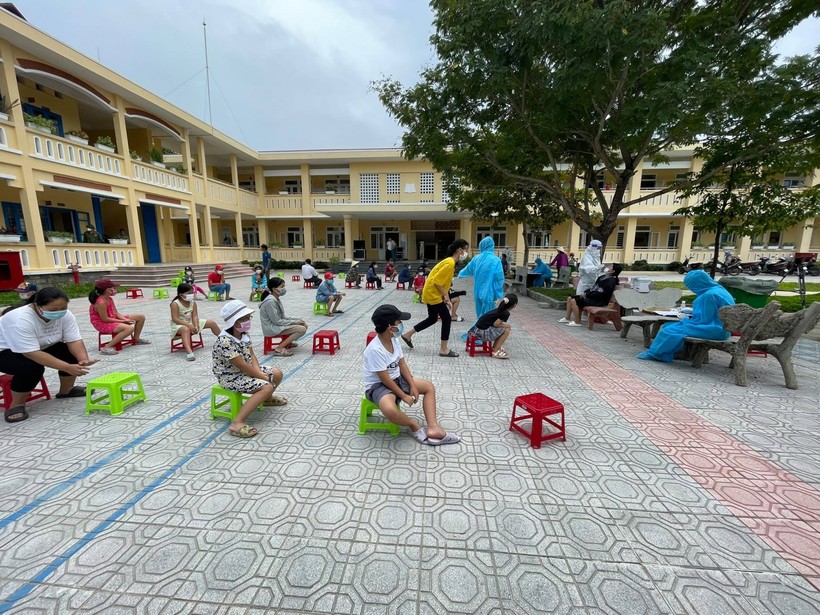 Thực hiện test nhanh cho các em học sinh trường tiểu học số 1 Hương Chữ.