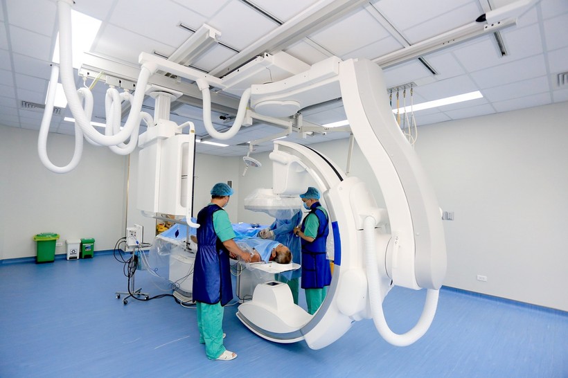Bệnh viện Trung ương Huế - Cơ sở 2 đưa hệ thống máy chụp mạch số hoá xoá nền một bình diện treo trần DSA hiện đại vào hoạt động.