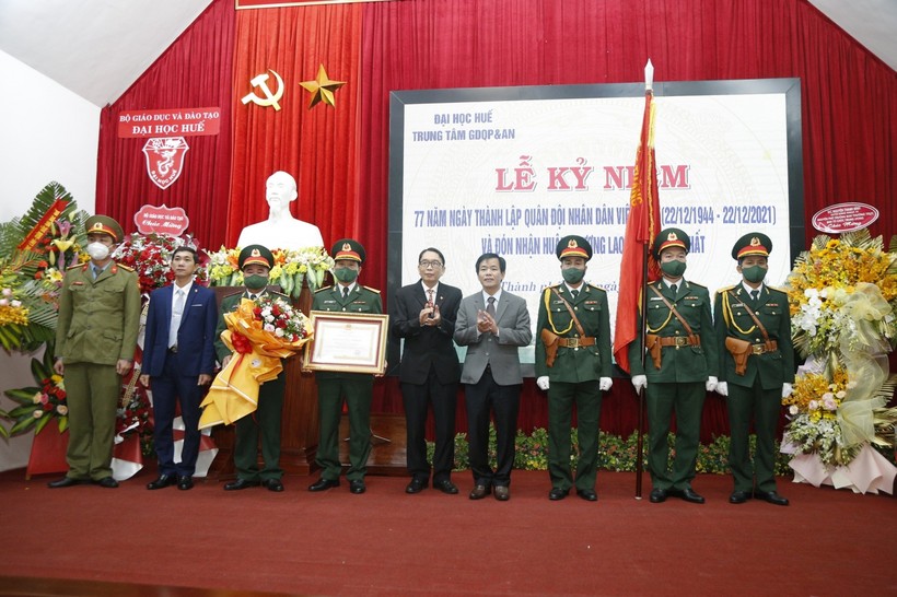 Ông Nguyễn Văn Phương - Chủ tịch UBND tỉnh Thừa Thiên Huế đã trao tặng Huân chương Lao động hạng Nhất cho Trung tâm GDQP&AN ĐH Huế.