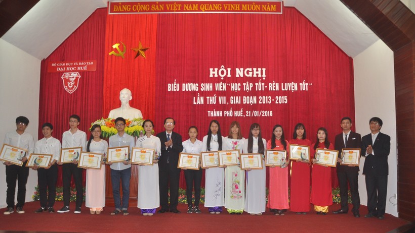 PGS.TS Nguyễn Văn Toàn, Giám đốc ĐH Huế, tặng bằng khen cho các sinh viên đạt thành tích cao trong học tập và rèn luyện tại ĐH Huế 