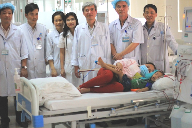 Các bác sĩ chuyên khoa phối hợp cùng thực hiện ca chạy thận kịp thời cứu sống bệnh nhân Phạm Viết K
