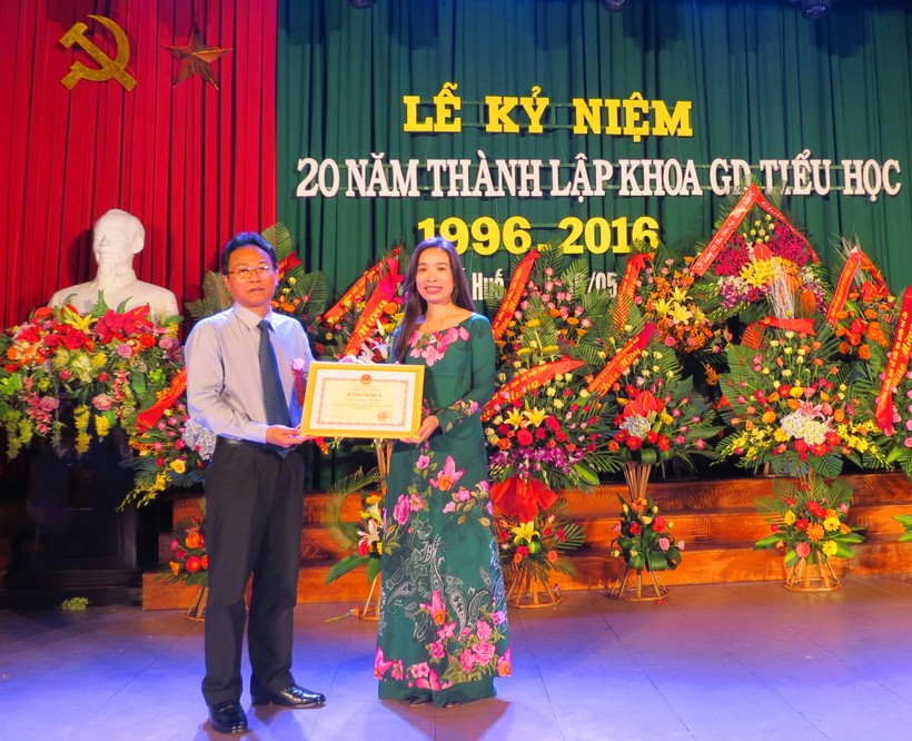 PGS.TS Lê Văn Anh - Phó giám đốc ĐH Huế trao tặng bằng khen của Bộ trưởng Bộ GD&ĐT cho tập thể khoa GDTH