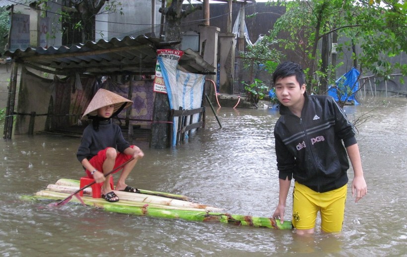 Người dân vùng hạ du huyện Quảng Điền dùng bè chuối để đi lại trong lũ