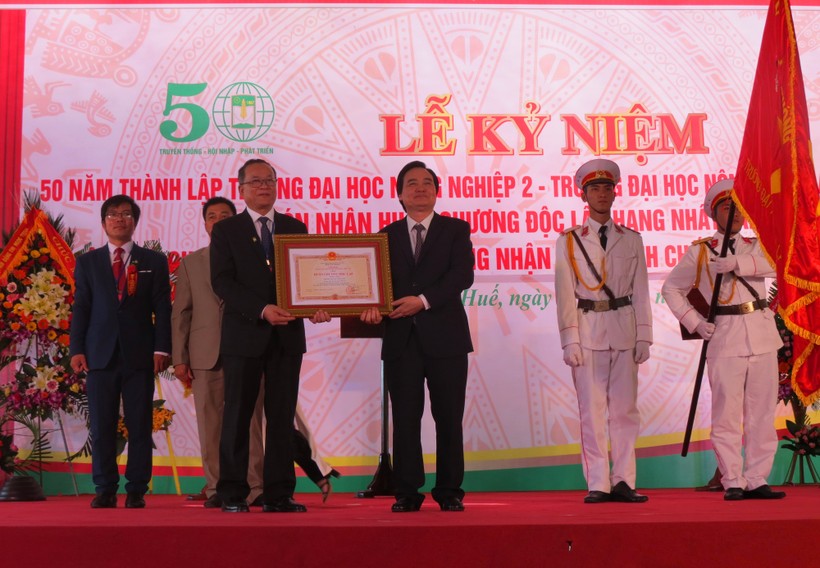 Thừa ủy quyền của Chủ tịch nước, Bộ trưởng Bộ GD&ĐT  Phùng Xuân Nhạ trao Huân chương Độc lập hạng Nhất (lần 2) cho Trường ĐH Nông Lâm Huế 