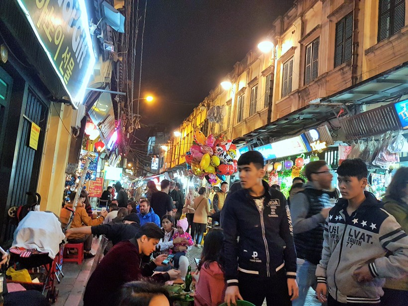 Khám phá đường phố và ăn đêm là thú vui của nhiều du khách khi đi du lịch.   