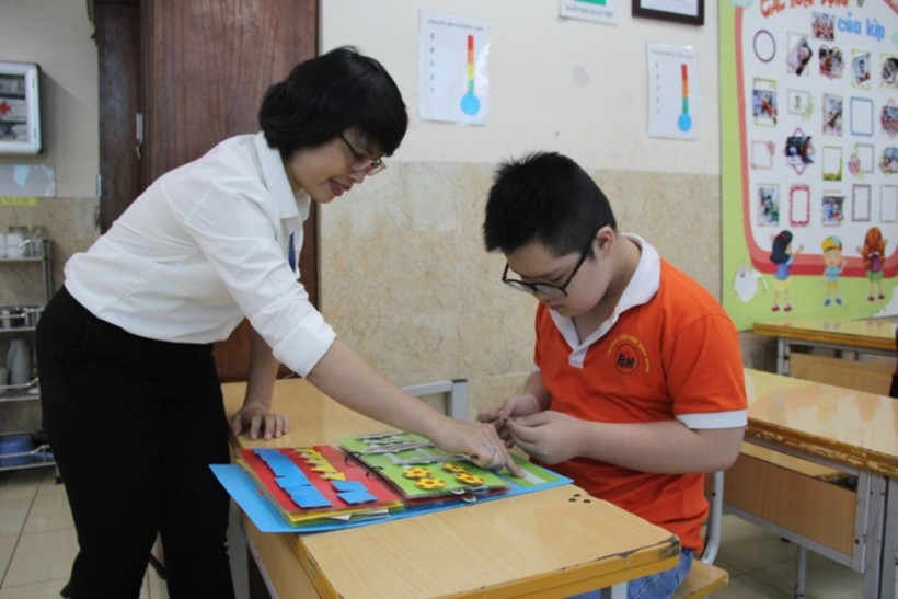 Cần có phương pháp giáo dục đặc thù với trẻ khuyết tật. Ảnh: Minh Phong