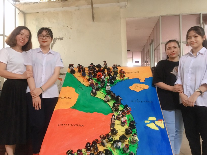 Cô Hoàng Thanh Huyền (bên trái ảnh) cùng nhóm HS thực hiện sản phẩm giáo viên và học sinh.