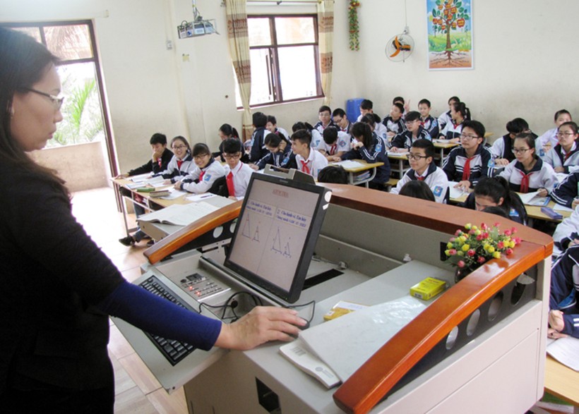 Từ năm học 2015 - 2016, thị xã Đông Triều (Quảng Ninh) là địa phương đầu tiên của cả nước thực hiện thí điểm soạn, duyệt giáo án online để giảng dạy trong phòng học thông minh. Nguồn: IT