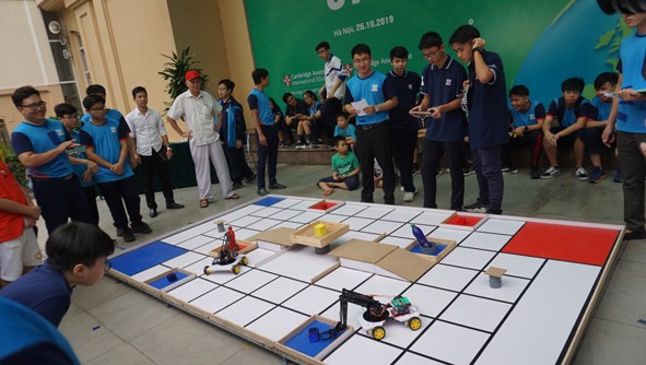HS Trường Nguyễn Siêu tham gia cuộc thi “Cùng robot chung tay xử lý rác thải”.	Ảnh: Lê Đăng